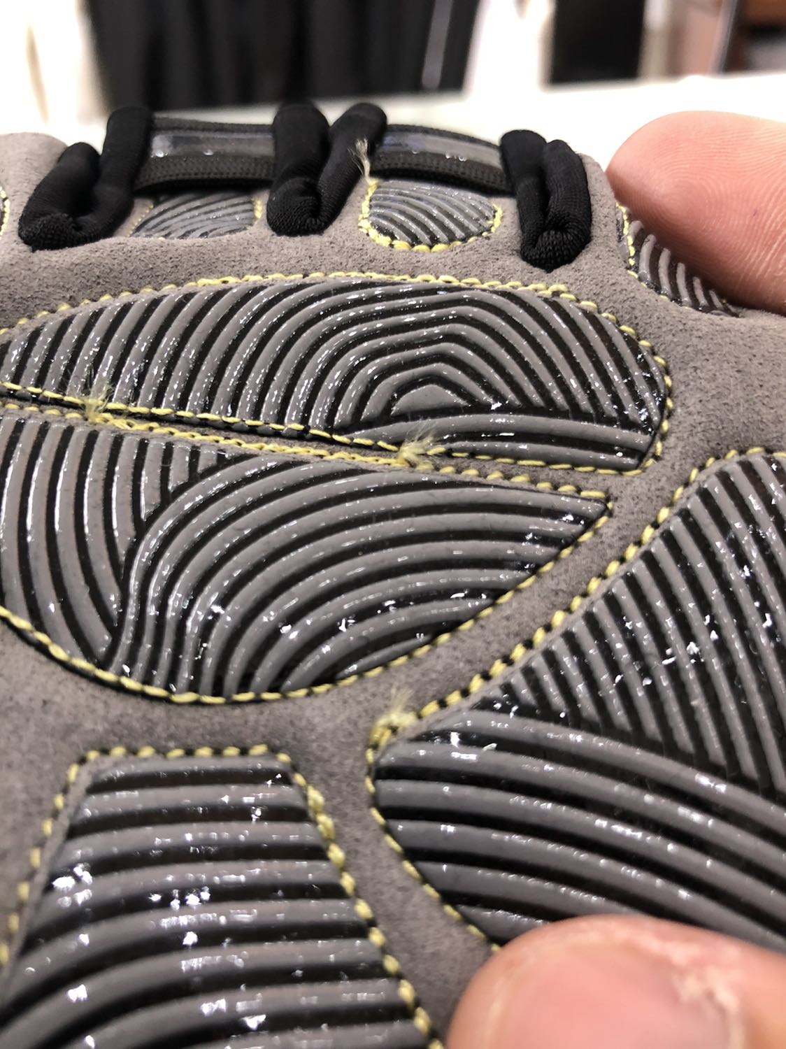 Review công tâm nha! Chỉ thừa nhiều, may lót cố định dầy, êm, chắc chắn. Chưa sử dụng nên không biết có bền không, khi nào bị rách bị bung còn chưa biết. Nhưng thiết kế đẹp và mình thích nên vẫn cho 4 sao.