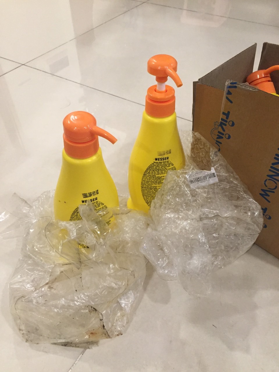 Mình mua hàng của Tiki cũng nhiều. Lần này thì quá thất vọng về chất lượng đóng gói. Nhìn hình băng keo quấn sản phẩm rất dơ và cũ, có vé là hàng đã dc đặt đóng gói lâu, quăng qua quăng lại trong kho nên bị chảy nc, 1 chai thi vừa mở lớp băng keo đóng gói ra đã bị bật nắp. 2 chai bị chảy nc nhiều và lâu đến mức chữ và số thể hiện Hạn sử dụng bị nhòe đi. Có lẽ vì thế TIKI mới Khuyến mại chút đỉnh để đẩy hàng tồn kho này (mình phải mua tận 2 lốc 2 chai, tổng cộng là 4 chai mới dc KM những "50k")