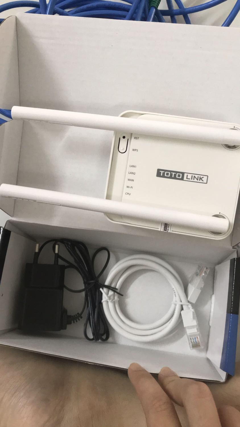 Mình vừa đặt hqua là hôm nay sáng giao tới rồi, vì mình cần gấp để wfh mà mình chọn giao freeship nên thấy dịch vụ khác ok nha. Mình đọc đánh giá thì đa số mn đều thích sp này nên mình mua xài thử, đóng gói khá ổn.