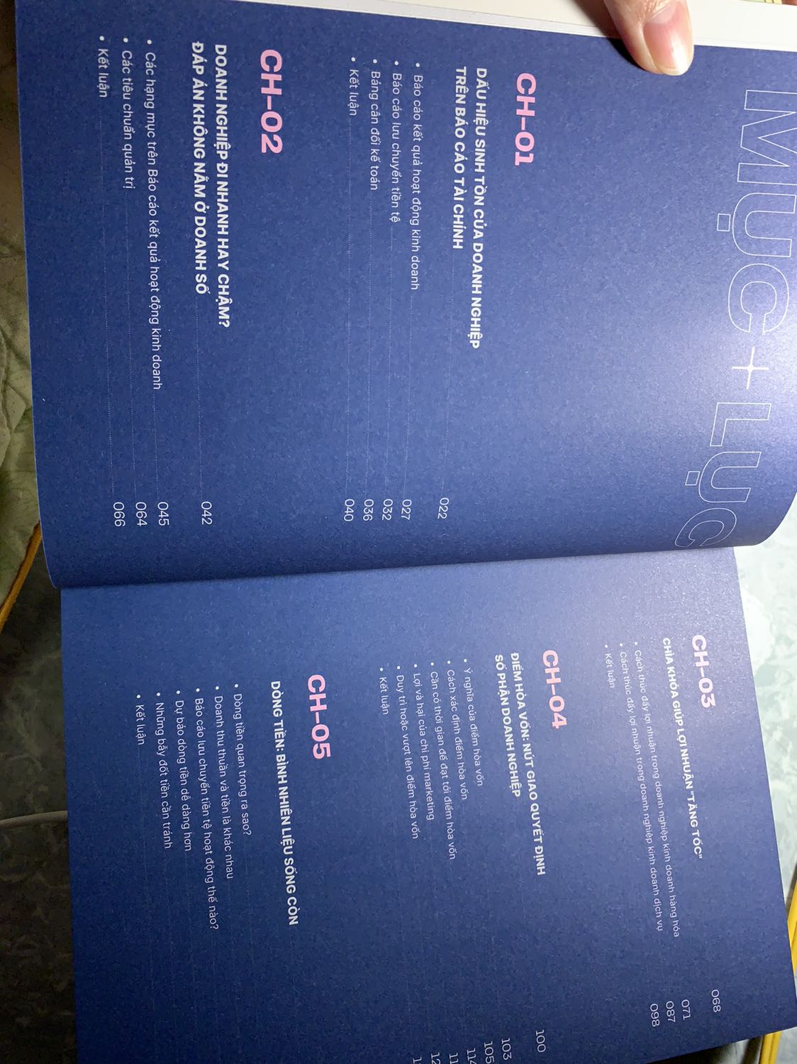 Dịch giã nhưng Tiki vẫn giao hàng đúng hẹn. Sách trình bày đẹp, khoa học, giấy dầy cực kỳ. Tiki vẫn ko có bọc chống sốc. Gáy sách lỗi nhẹ.