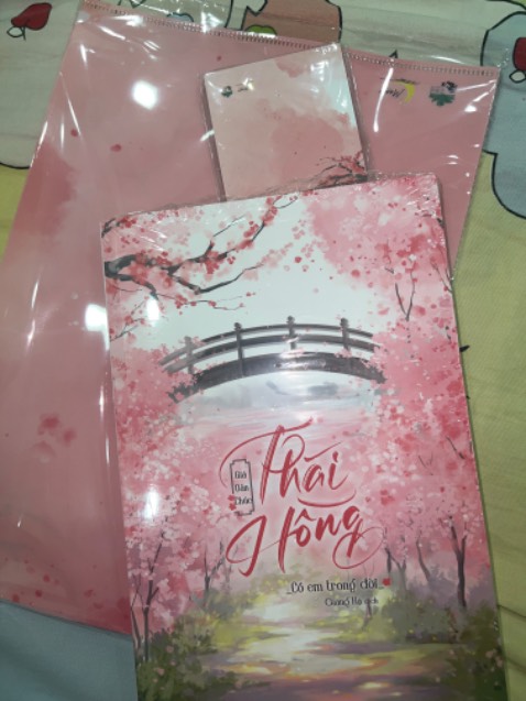 Mới nhận được sách, mình canh mua bản đặc biệt được tặng bìa hồ sơ với giấy ghi chú xinh xĩu, đóng gói kĩ nữa nên kh gì để chê