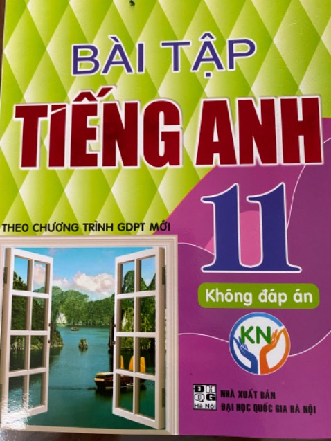 Shop gửi hàng sớm hơn dự định. Sau khi nhắn tin ***  là shop gửi file đáp án ngay, rất uy tín. Điểm trừ là sách có những trang in tương đối mờ, không rõ.