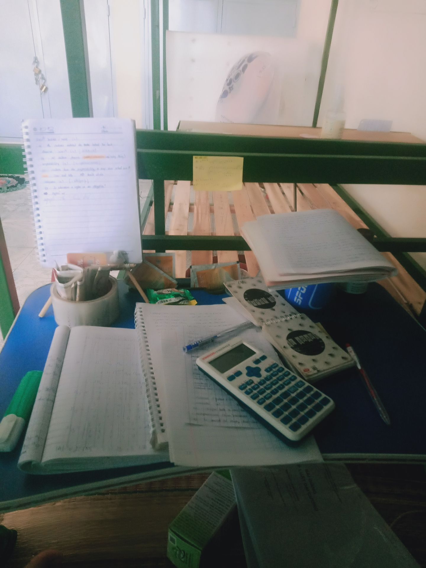 Đặt màu đen giao hàng màu xanh:))..thêm cái bàn như đồ lụm vậy..mình biết là nó rẻ nên không bàn tới chất lượng, nhưng mà sản phẩm làm ẩu vô cùng