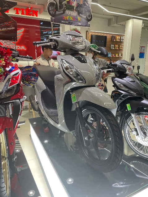 Màu xe đẹp xuất sắc ạ. Ưng cái màu xe . Mua xe online giá tốt, NV hỗ trợ nhiệt tình. CH đẹp, mát mẻ, ra biển số lẹ. Nên mua nha ở HEAD DŨNG TIẾN nha mn