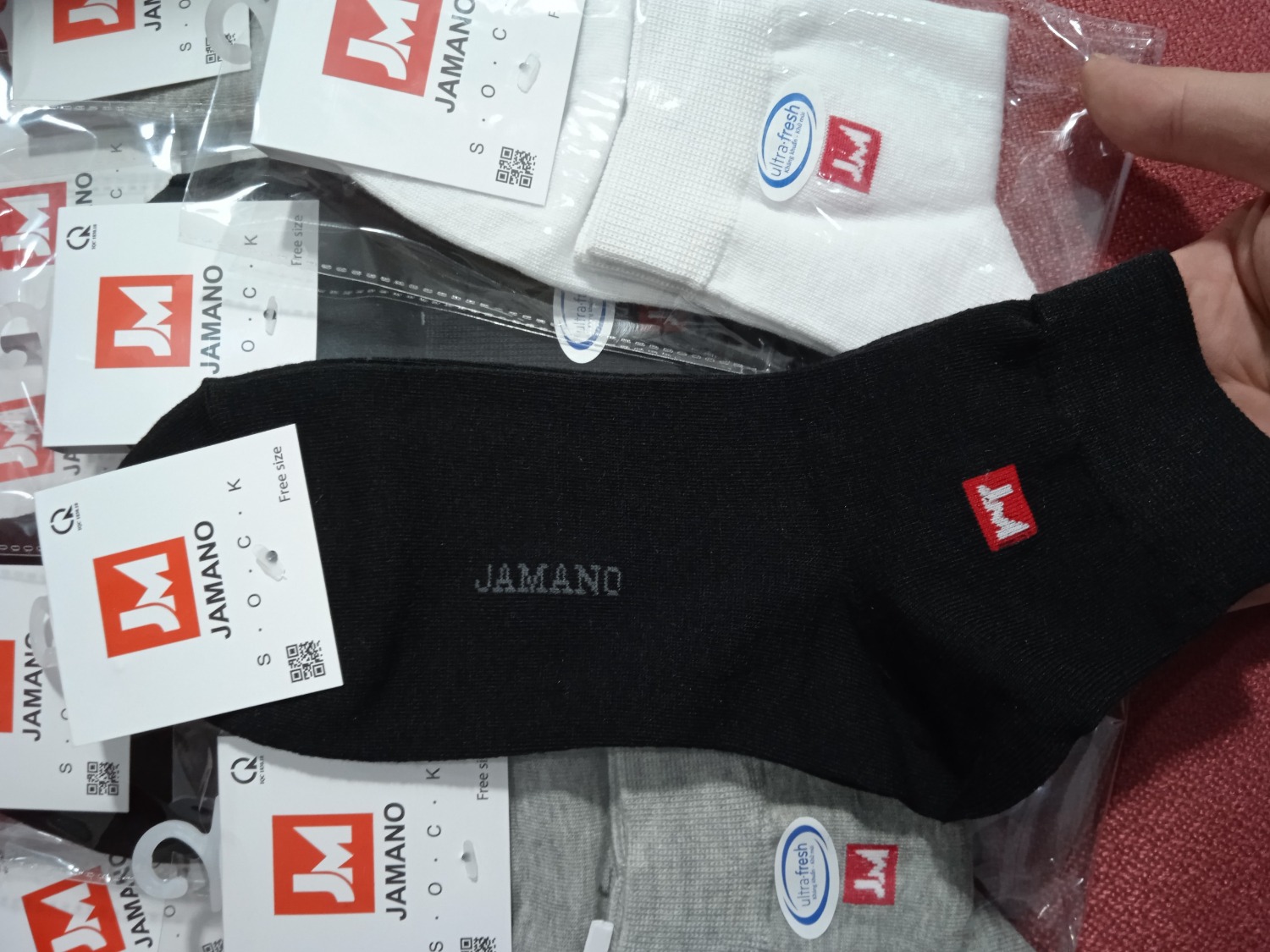 Mih thấy sản phẩm có nhiều nhà bán khác nhau, đọc review 5* toàn của nhà bán JM Store, nhưng coi giá thì lại cao nhất so với các nhà bán khác, cũng hơi nghi ngờ. Và có đặt 10 đôi của nhà JM Store và 5 đôi tất của nhà bán khác. Như hình bên dưới, nhà bán JM Store  sản phẩm đẹp, chất lượng, như mô tả, mình rất hài lòng. Còn 5 đôi của nhà bán khác, mình đã trả lại bên tiki, vì hàng không đúng như qc, rất tệ. Những ai chọn mua thì chọn đúng nhà bán, cứ 5* mà mua, tránh mua hớ hàng không đúng. Ai lỡ mua sản phẩm không đúng như qc, cứ liên hệ tiki sẽ hỗ trợ đổi trả free. Mình lúc nào cũng ủng hộ tiki.