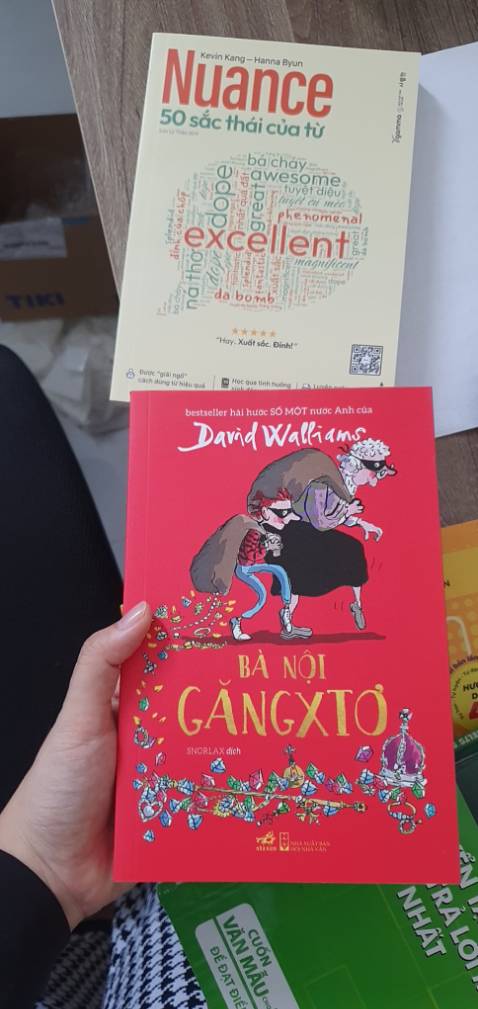 Câu chuyện vui nhộn, li kì và cảm động của bà nôii và Ben - cậu nhóc 11 tuổi. Ben hay than phiền và kêu ca vì mỗi thứ 6 đều phải đến nhà bà ở để ba mẹ cậu đi chơi riêng với nhau. Một người bà chán ốm của cậu đồng ý thực hiện kế hoạch trộm Kho báu quốc gia khi đang ở viện. Tình thân, gia đình và những điều người trẻ hay bỏ quên trong cuộc sống được khéo léo nhắc nhở, dạy dỗ sâu sắc và hay ho. Rất thích hợp cho trẻ con đọc để hình thành tính cách sáng tạo, có tinh thân chịu trách nhiệm và yêu thương người bên cạnh dù họ có hàng tá khuyết điểm, trước khi họ không còn bên ta nữa.