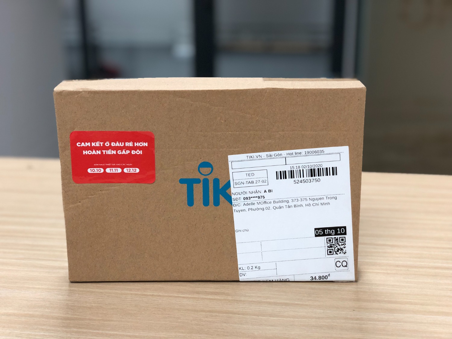 Tiki giao hàng đúng hẹn và đóng gói rất cẩn thận, bóc hộp mỏi tay luôn.  
Sản phẩm nhìn sáng và inox khá sang. Muỗng và nĩa dày và nặng, cầm rất chắc tay. Đũa hơi nhẹ 1 xí nhưng không sao.
Cám ơn tiki đã bán 1 sản phẩm tốt, mình rất hài lòng.