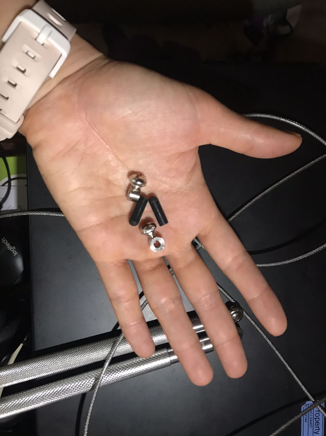 Hi shop, mới nhảy đc 10 lần mà đã sút đầu nhựa, gắn lại k được. Đề nghị đổi hàng.