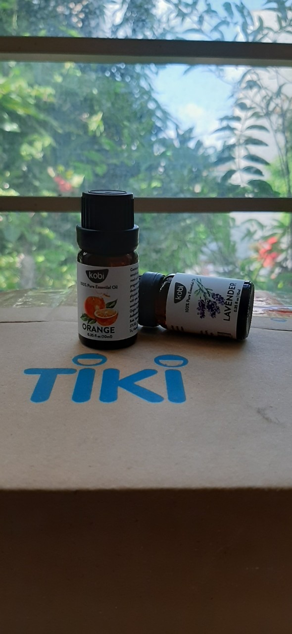 Mình mua tinh dầu ở rất nhiều cửa hàng rồi nhưng lần này mua tinh dầu của shop Kobi thật sự mình không ngờ khi mở nắp chai ra mùi tinh dầu đúng là rất thơm luôn, đúng là mùi tinh dầu nguyên chất 100 phần trăm luôn. Khi đặt tinh dầu của shop Kobi này mình rất phân vân không biết có phải là tinh dầu thiên nhiên không? Nhưng mình nghĩ thôi kệ đặt thử một lần coi sao? Hôm nay nhận được tinh dầu thì mình mở nắp ra liền luôn. Thiệt là mình rất vui vì đã tìm được shop này bán tinh dầu rất chất lượng nên mình sẽ mua shop Kobi này sài sẽ an tâm hơn. Bao bì thì rất đơn giản nhưng đẹp, chụp choẹt mãi không chán. Tiki đóng gói hàng khá cẩn thận, giao hàng thì nhanh như 1 cơn gió. Mihf sẽ tiêp tục ủng hộ shop và sẽ giới thiệu cho bạn bè ủng hộ. Chúc shop buôn bán đắt hàng nhé. Cám ơn shop kobi và tiki nhiều ạ 