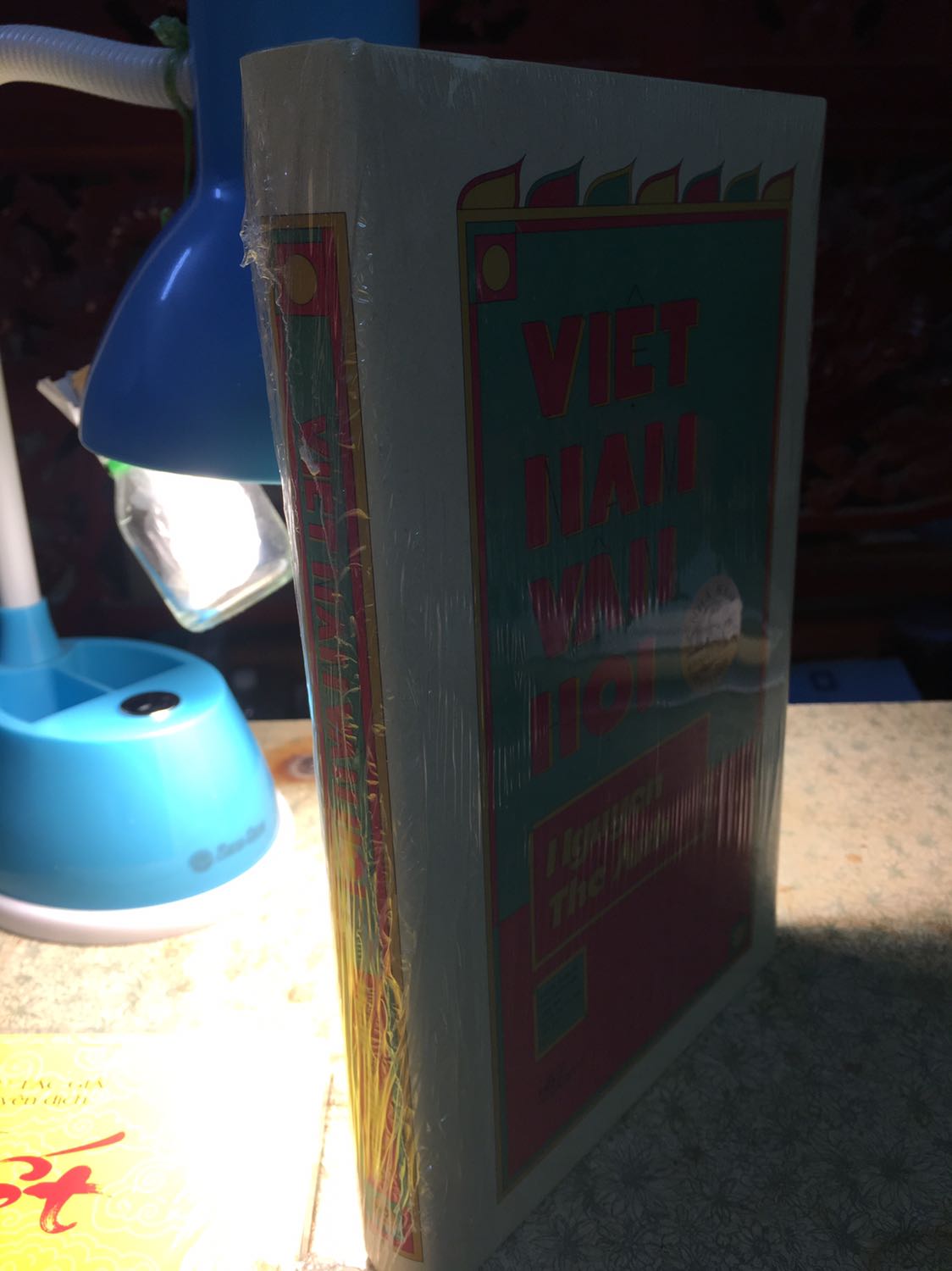 Lần đầu cầm sách của tác giả Nguyễn Thế Anh, nên sẽ đọc chậm, cẩn thận, Nhã Nam làm sách thì rất ưng, lại là ấn bản kỷ niệm 15 năm, sách đẹp.