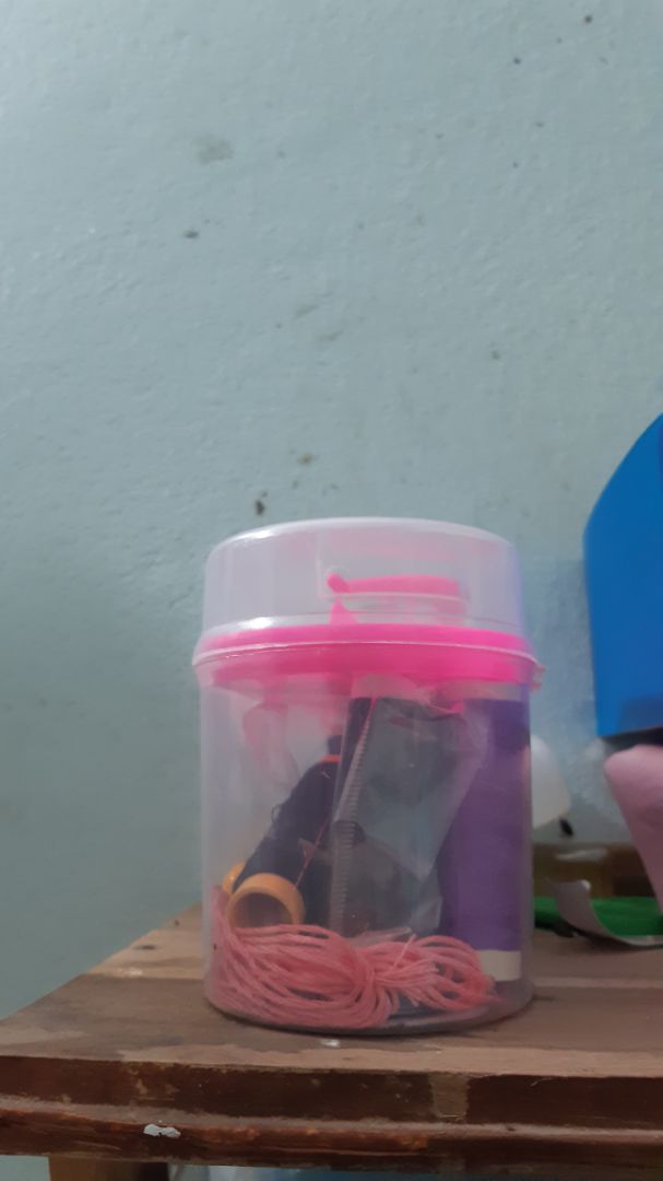 màu hầu hết là màu trầm ko giống ảnh. nhưng được cái đầy đủ rất tiện nay vá, cuộn chỉ hơi mỏng. nhiều kim dùng ko biết bao giờ mới hết. phù hộ với giá tiền