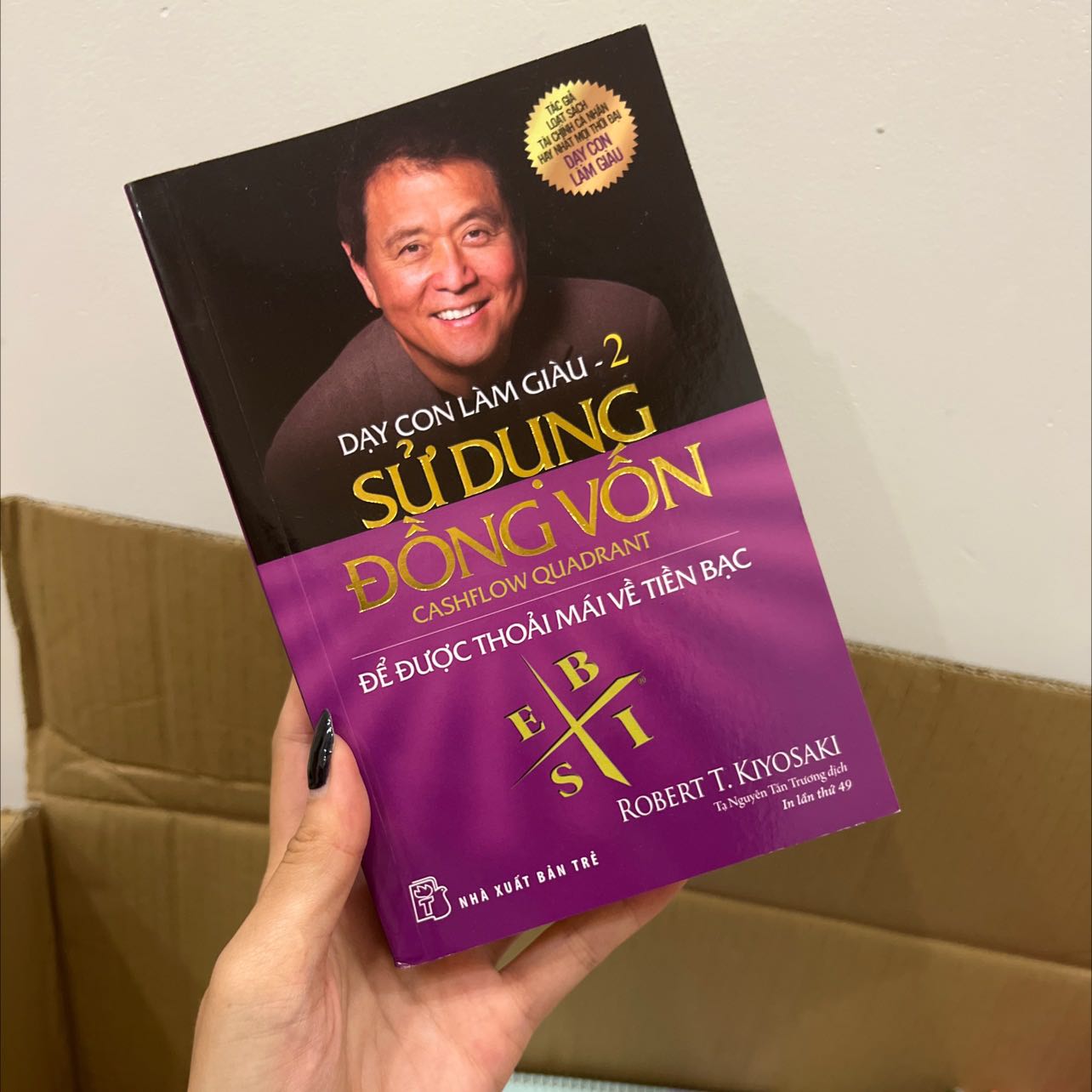 Giao hàng siêu nhanh, hỗ trợ xuất hoá đơn rất tiện. Có bị hư nhưng nhân viên hỗ trợ đổi vô cùng nhanh chóng và dễ chịu. Không có loa ở đây nên em chụp tạm hình sách cũng mua ở Tiki