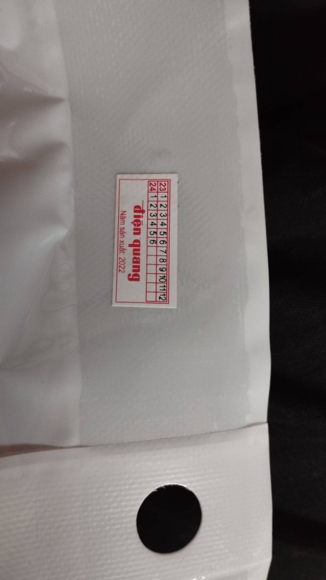 Giao hàng rất chậm, sản phẩm bảo hành 1 năm?!? chưa "bốc tem" đã nhìn thấy hỏng.