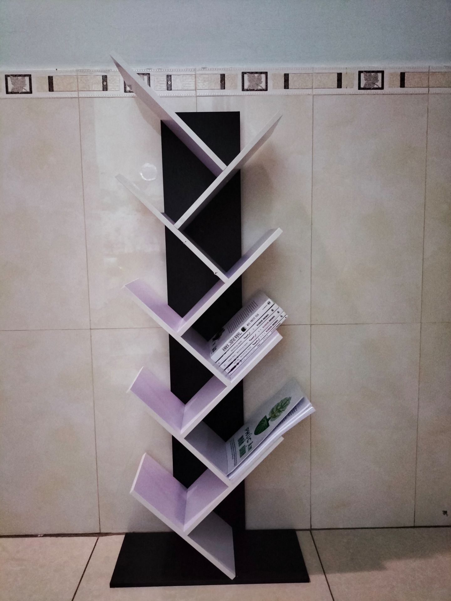 Mới nhận hàng sáng nay, kiểu dáng lạ mắt, để sách gọn gàng, thuận tiện phù hợp với ko gian nhỏ. Dễ dàng lắp ráp, tuy nhiên còn thiếu 2 chiếc đinh. May nhà có sẵn đinh phù hợp