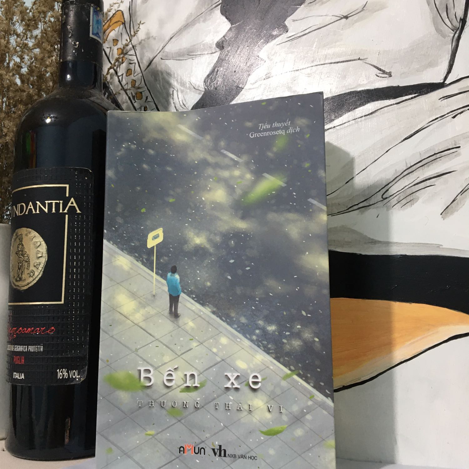 Sách đẹp, nhưng gói hàng sơ sài quá, cuốn Bến Xe không có màng bọc nên bị bong mép sách, phía sau có cái tem gì ấy, nó dán giữa cuốn sách, bị cũ lắm r, mà gỡ ra thì nó dính keo mất thẩm mỹ. Có hơi khắc khe nhưng tại vì mình cưng sách như trứng nên hơi tiếc.