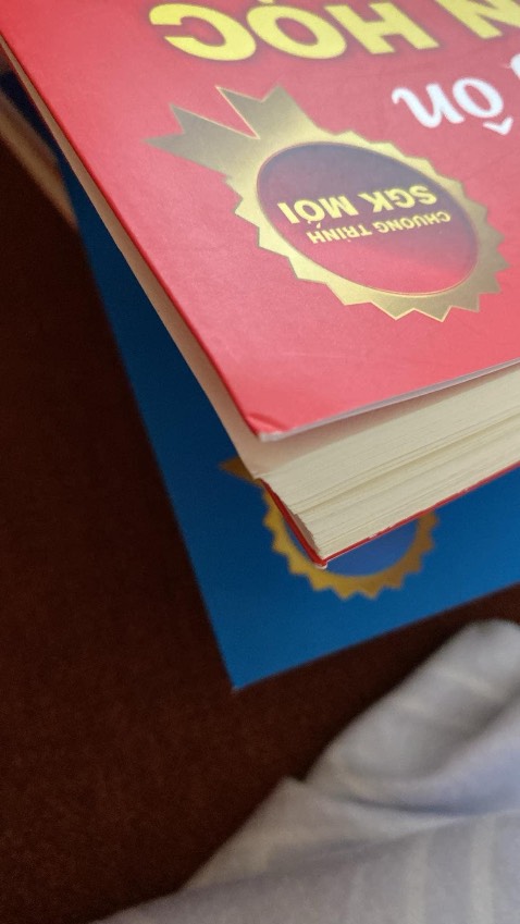 Cảm thấy hơi khó chịu tại sách mua về bị gập nhiều quá, chắc vì mình kỹ tính nên thấy sách bị ntn không chịu được :)