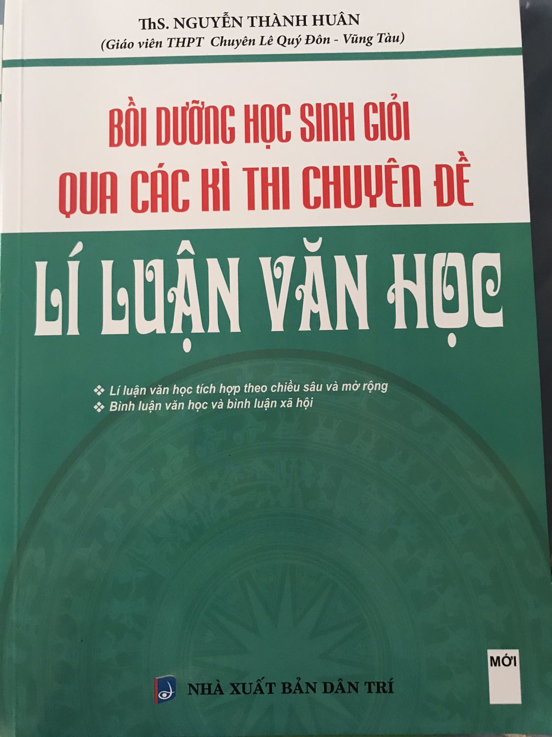Combo sách là những đề văn là hướng dẫn giải, cái bài viết đều có dẫn chứng liên hệ thơ văn và những nhận định. Sách phù hợp cho những bạn thích viết văn kiểu Lý luận văn học hoặc những bạn ôn thi HSG, trường Chuyên