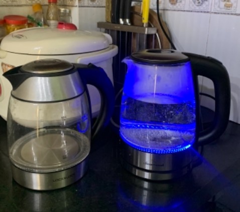 Mua sale giá 250k thấy xài cũng ổn...
Thủy tinh hơi mỏng sợ va chạm dễ bể, bình lock&lock bên cạnh giá gấp đôi nên thuỷ tinh cũng dày chắc chắn hơn...