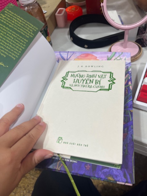 Bìa cứng , đóng gói ổn . Giá rẻ hơn mua ngoài nhà sách .