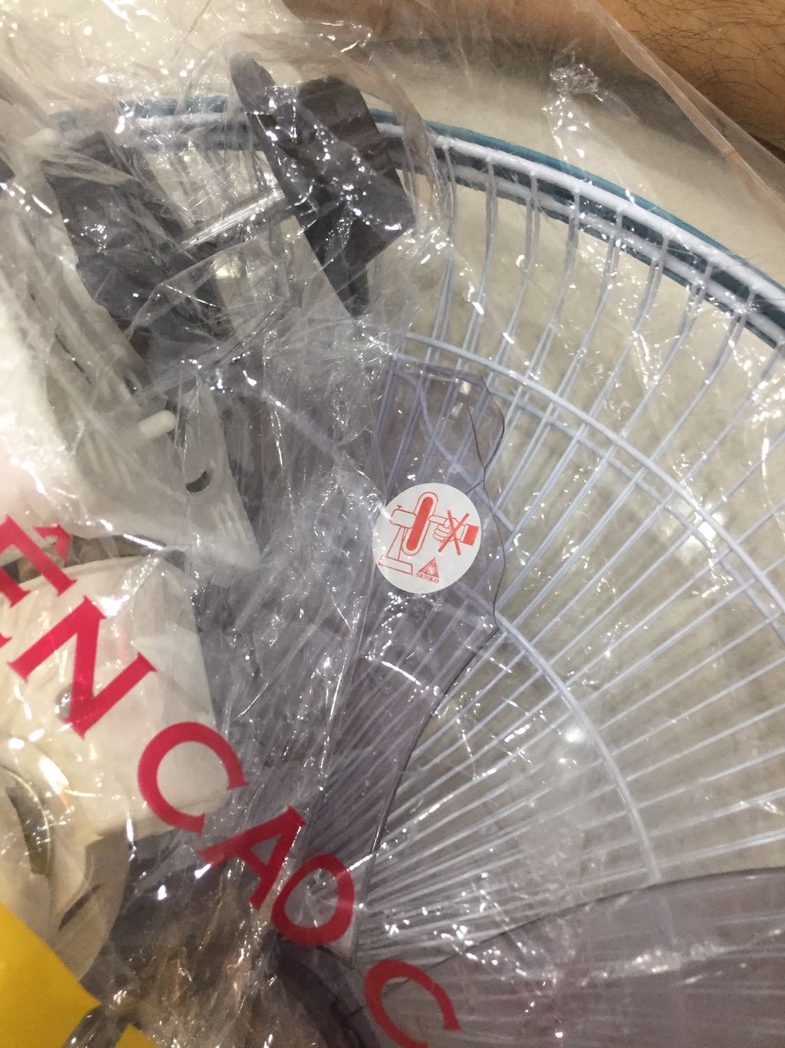 1. Cánh quạt bị gãy, Không biết quá trình vận chuyển như thế nào nhưng cơ bản là phương pháp đóng gói chưa thực sự tốt, sản phẩm dể bị hư hỏng
2. Không biết trước lúc giao hàng có kiểm tra sản phẩm hay không
3. Thời gian xử lý hàng đổi trả rất chậm đối với hàng vừa giao đã bị lỗi, Tiki nên xem lại qui trình này vì đã để KH đợi quá lâu, dễ dẫn đến mất lòng tin từ KH, mặc dù mình củng đã mua Tiki đến mấy lần rồi nhưng đây là lần đầu mình thấy Tiki xử lý lâu vậy, mong rằng Tiki sẽ cải thiện được vấn đề này.