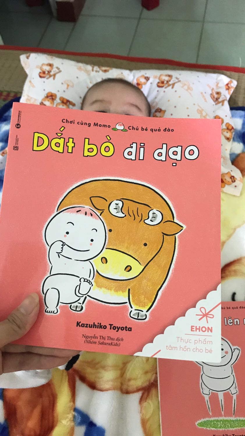 Sách rất dễ thương, bé nhà mình rất thích. Hình ảnh đơn giản, màu đơn sắc thích hợp cho các bé vừa nhận biết màu sắc vừa nhận biết nhân vật, sự vật, hành động.