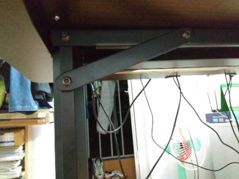 - Mẫu bàn: NEL 1160
- Đã sử dụng: hơn 1 tháng
- Chất lượng mặt bàn: bàn chống thấm nước tốt như mô tả.
- Các khớp bàn: rất cứng cáp, chắc chắn. Mình thường xuyên thay đổi chiều cao bàn, đứng - ngồi cách nhau gần 1 tiếng nhưng bàn nâng hạ rất vững. Khi đứng thì bàn cũng không gây rung lắc xíu nào mặc dù mình không dựa bàn vào tường.
- Lắp đặt: việc lắp đặt của bàn khác rắc rối một tí, bảng hướng dẫn khiến dễ nhầm lẫn các mẫu vít, phải quan sát cho thật kỳ hình ảnh của con vít. Đặc biệt là các vít để khá lộn xộn, một số con vít dùng để ghép cho bộ phận này lại để chung với bộ phận khác, dễ gây ức chế khi mới lắp.
- Tư vấn - hỗ trợ: mọi yêu cầu, thắc mắc mà mình nhắn đều được trả lời nhiệt tình, chi tiết.
=> Tóm lại: rất tốt, xịn. Hy vọng chính sách bảo hành của shop cũng tốt.