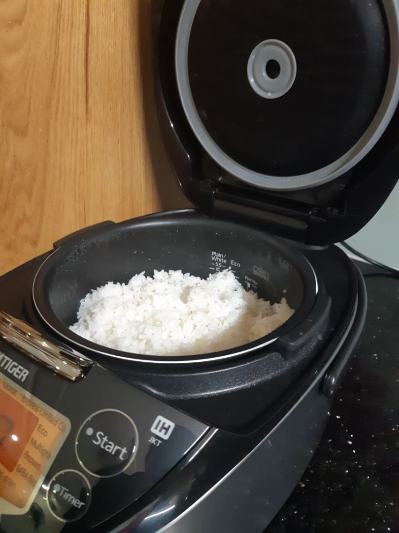 Hi nồi cơm nấu nhanh, giữ được hương vị của hạt gạo. Nếu nấu với gạo ngon thì tuyệt vời. Ngoài ra nồi chống dính rất tốt, không dễ dàng bị mất lớp chống dính. Có menu tiếng anh và hướng dẫn sử dụng tiếng việt nên rất dễ dùng.