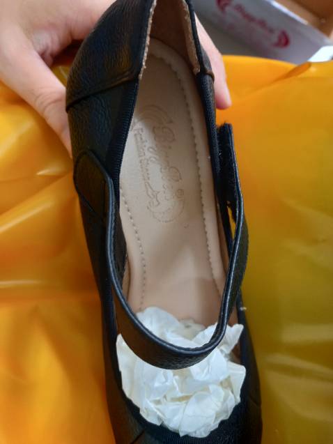 Giày cứng hơn giày lần trước mua. Form cũng hơi chật hơn lần trước. Giày đẹp như hình. Đóng gói đẹp, giữ form giày tốt.