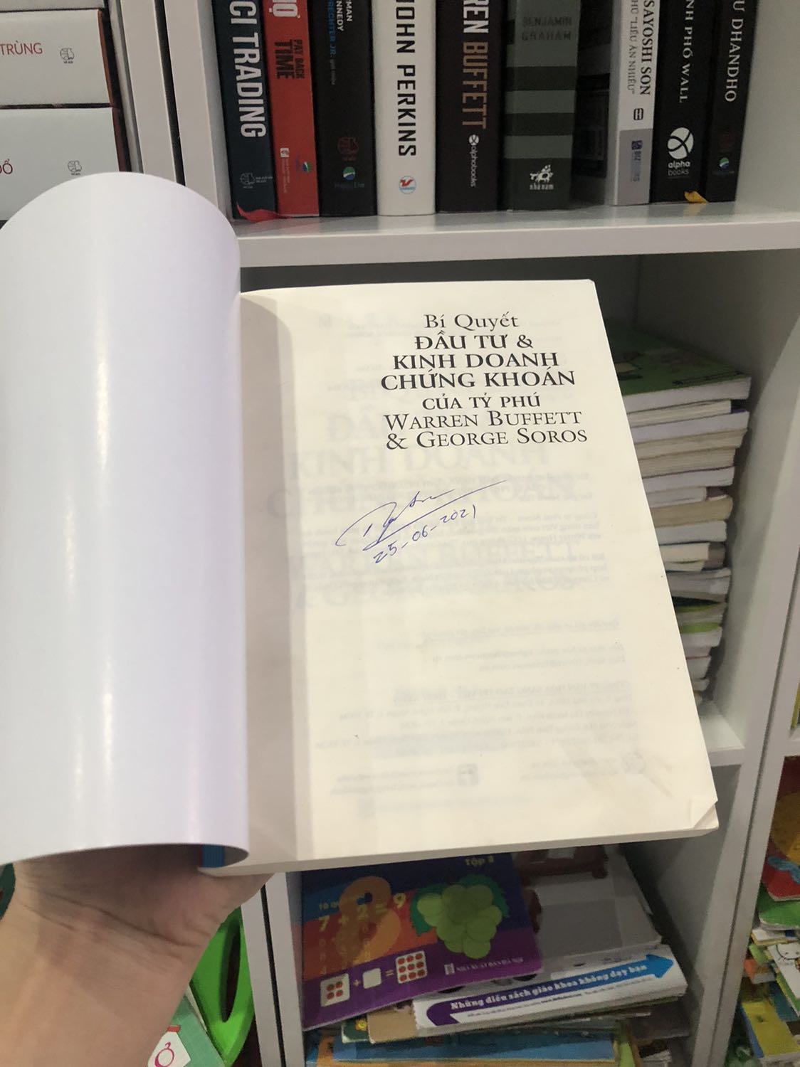 Một cuốn sách vô cùng hay, giúp định hình tư duy kinh doanh cho người mới bắt đầu để tránh các thua lỗ do ***. Đọc cuốn này xong đọc thêm cuốn Warren Buffett Quá trình hình thành một nhà tư bản Mỹ để hiểu rõ hơn phong cách đầu tư của một huyền thoại.