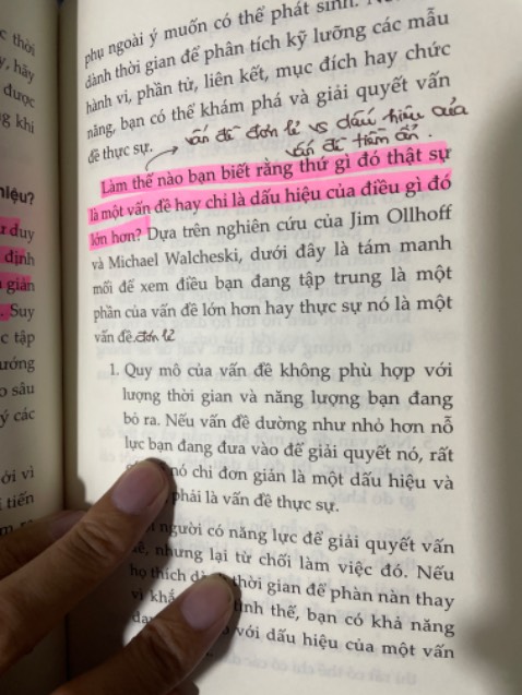 Sách dịch rất rất khó hiểu luôn. VD như đoạn mình highlight trong hình "một vấn đề hay chỉ là dấu hiệu của điều gì đó lớn hơn?" @@
 Rồi mọi người đọc xem đoạn viết tay chữ nâu của mình có phải dễ hiểu hơn không. Mình nói có sách mách có chứng, chứ sao thấy nhiều bình luận bảo sách viết dễ hiểu lắm nên mình đã trót tin 🥲