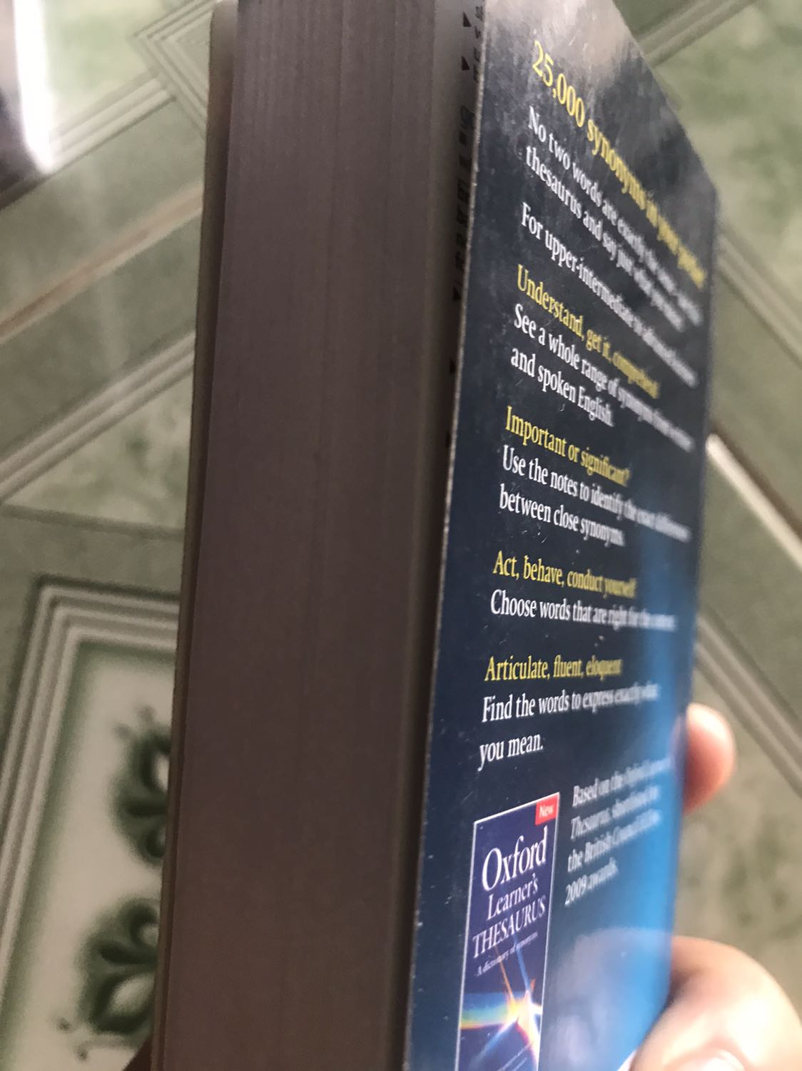 Sách hơi nhỏ vì là bỏ túi, sách này nội dung ngắn gọn cho nên sẽ k có giải thích nghĩa từng từ như sách bự nha. Trình độ dùng quyển này từ A2 trở lên. Nếu như bạn muốn nghĩa chi tiết thì nên mua sách gốc (gõ đúng cái tên sách,  bỏ đi từ pocket là ra). Sách này phù hợp cho ai muốn tra nhanh, mà k cần giải thích nghĩa chi tiết và có thể bỏ túi dễ dàng.
tiki giao hàng nhanh, chất lượng ok.