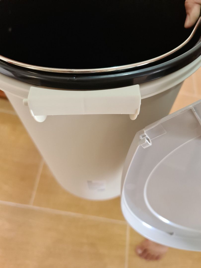 Thùng rác vừa nhận, khui ra thì hiện trạng là như vậy...chốt gãy nằm trong thùng, nắp rớt rời ra ngoài...ĐỀ NGHỊ TRẢ HÀNG