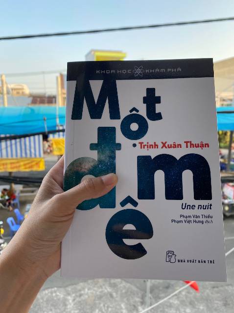 Đây là quyển sách đầu tiên mình mua của tác giả Trịnh Xuân Thuận, các khái niệm về vũ trụ vẫn còn khá mới mẻ để tiếp cận. Nhưng ấn tượng ban đầu về sách là rất đẹp, giấy đẹp, hình ảnh đẹp và hơn nữa là giọng văn của tác giả, nó không đơn thuần là viết về khoa học mà còn cả sự chiêm nghiệm của tác giả về cuộc sống, tất cả được lồng ghép nhẹ nhàng và không gây nhàm chán cho một người ngoại đạo như mình. Đọc sách mình mới biết thêm được ngoài ô nhiễm không khí, ô nhiễm nước, còn có khái niệm là ô nhiễm ánh sáng từ các đô thị, điều này thật sự mình không để ý và không cảm nhận được cho đến khi đọc sách, đúng là nếu một ngày nào đó thế hệ con cháu chúng ta mà không ngắm được bầu trời đêm thật sự là điều đáng tiếc.