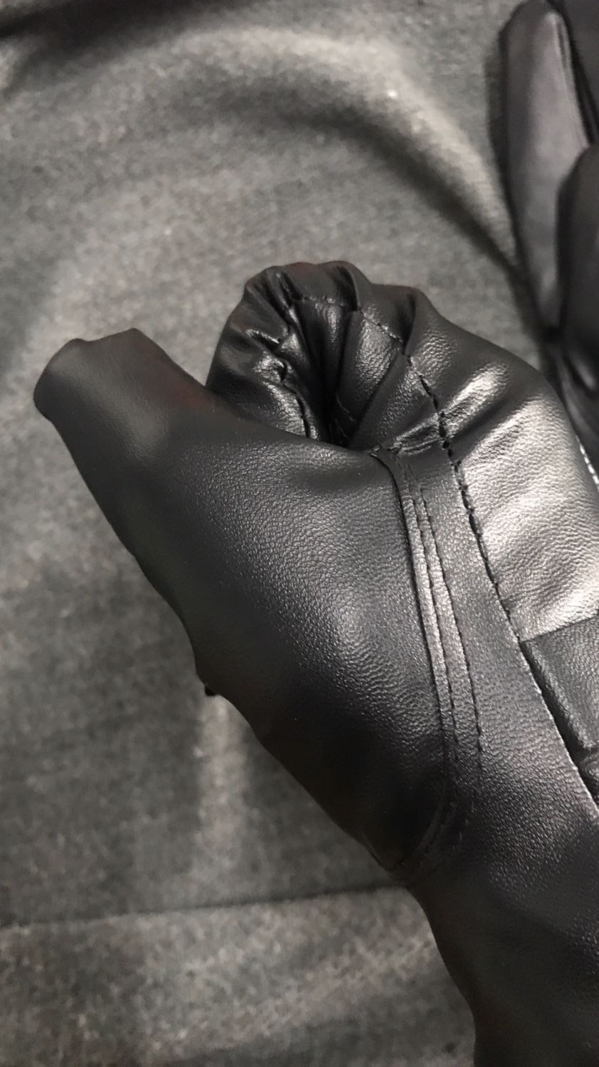 Mình thấy sản phẩm khá là ok. Da mềm mại có lớp lót trong tạo cảm giác thoải mái. Da có độ co giãn tốt. Trước mình cũng dùng găng tay da rồi cơ mà chưa thấy đôi nào ưng ý như đôi này. Đẹp vừa tay nữa. Găng tay tốt cảm ơn shop.