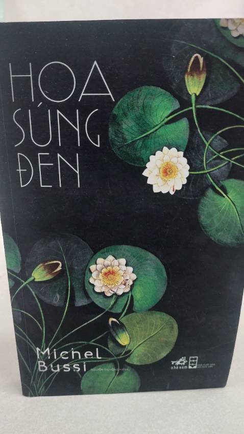 Một tác phẩm pha trộn giữa tinh thám cổ điển và văn học lãng mạn. “ Hoa súng đen “ là một bức tranh siêu thực về án mạng ở làng quê nước Pháp, nơi mà tình yêu là khởi nguồn của bi kịch. Bằng một phong cách viết độc đáo, Bussi đã thực sự khiến người đọc ngạc nhiên.