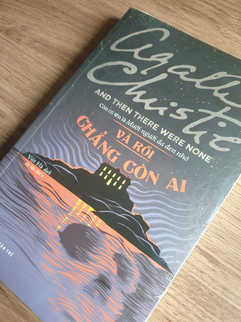Sách rất đẹp, còn nguyên seal. Có lẽ là đơn hàng mình ưng nhất từ trước đến giờ, font chữ và màu giấy bên trong đều rất hợp ý mình. Còn có cả bookmark nữa, thật sự rất thích sách do NXB Trẻ làm. Vô cùng đáng tiền nhé!