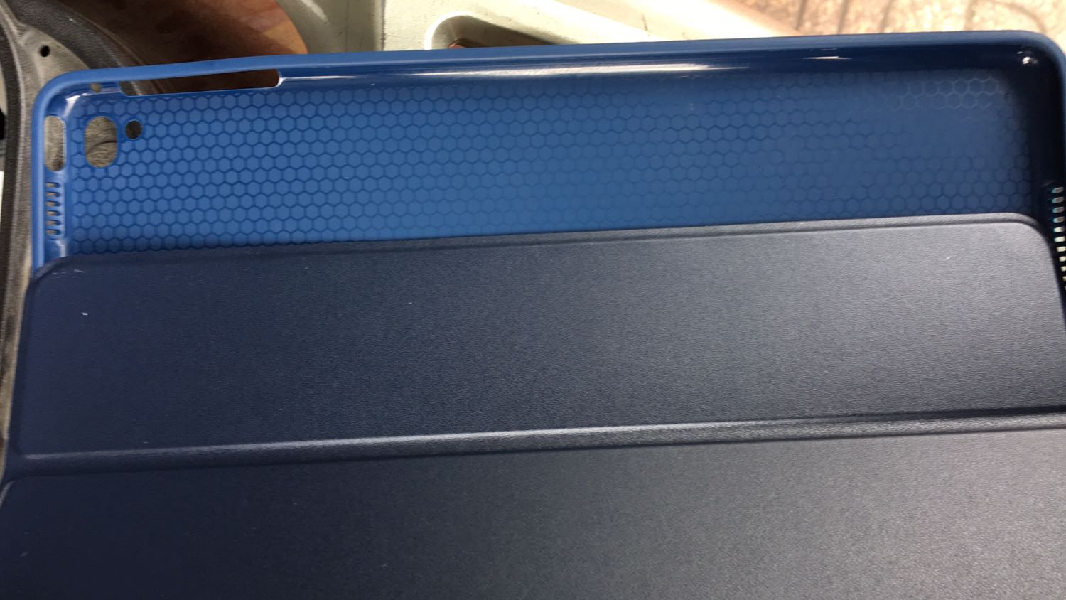 Đã nhận hàng và thanh toán, do vội nên không mở ra kiểm tra trước khi nhận.

Màu thân và màu nắp hoàn toàn khác nhau, không cùng màu xanh đen.

Hàng này shop khác trên tiki bán 225.000, rẻ hơn 95.000 so với Kifa365. Chọn Kifa vì tin vào mô tả hàng hoá và độ uy tín trên Tiki.

Đề nghi Tiki xem lại nhà cung cấp này.