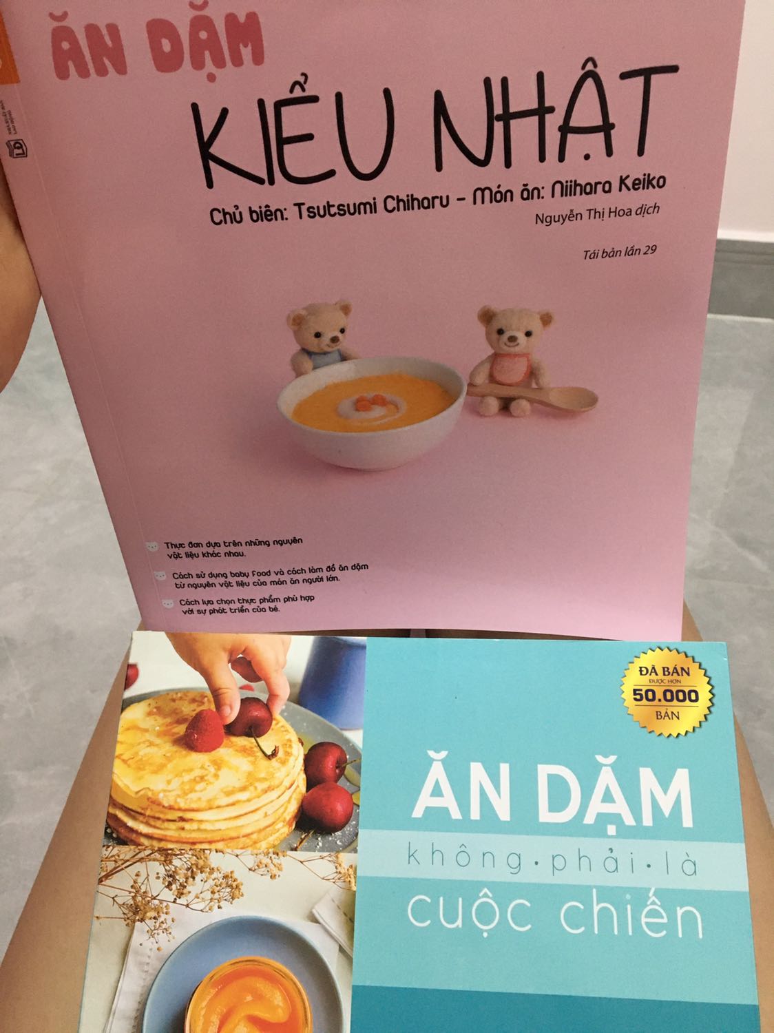 Sách trình bày đẹp, nội dung rõ ràng, có sẵn cách làm món gì cho bé nên cha mẹ đỡ phải suy nghĩ nhiều, có hình ảnh kèm theo rất sinh động, bắt mắt, đọc đỡ nhàm chán, làm mình cũng thích nấu ăn cho bé hơn, chứ thật ra mình lười lắm. Tiki giao hàng cực nhanh luôn. Ưng ý 100% nhé ❤️ Sách trình bày đẹp, nội dung rõ ràng, có sẵn cách làm món gì cho bé nên cha mẹ đỡ phải suy nghĩ nhiều, có hình ảnh kèm theo rất sinh động, bắt mắt, đọc đỡ nhàm chán, làm mình cũng thích nấu ăn cho bé hơn, chứ thật ra mình lười lắm. Tiki giao hàng cực nhanh luôn. Ưng ý 100% nhé ❤️