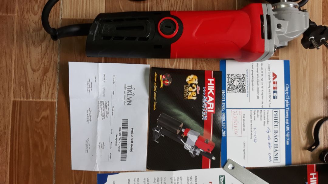 Đóng gói hộp thiếu tay nắm phía trên đầu của máy. Yêu cầu gửi cho tôi đủ phụ kiện kèm theo máy.