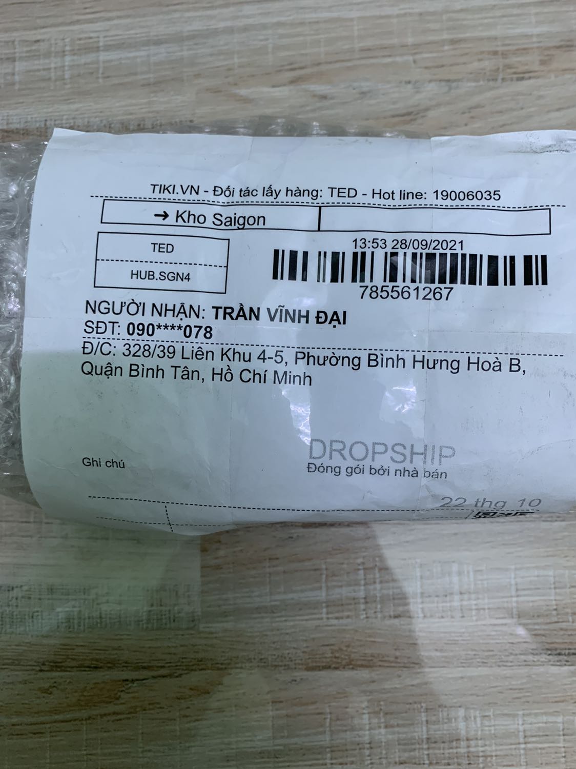 Hôm mình mua mỗi chai giá 53k mua 3 chai được miễn ship nên mình mua 3 chai. Mình nhận hàng nay hơn 1 tuần không mở ra kiểm. Nay mẹ mình bị đau răng mở ra cho mẹ ngậm thì mới biết trong gói hàng có 1 chai. Nay quá thời gian đổi trả không biết tiki có giải quyết dùm không. Mới đây mấy hôm mình cũng đổi trả 1 sản phẩm giao không đúng mẩu mã. Đề nghị Tiki xem lại