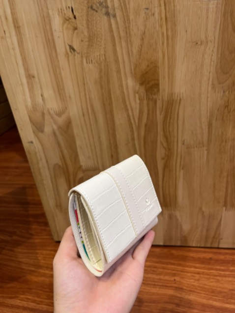 Thích mà bị phân vân thì nên mua giá hạt dẻ mà ví siêu siêu đáng yêu luôn í kiểu dùng thoải mái mà ai cũng khen đẹp da mềm đẹp hết sức xinh dã mang nha