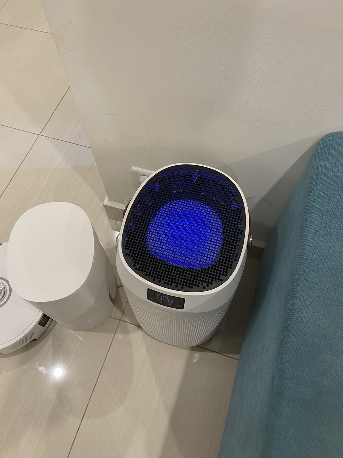 Máy chạy êm, từ khi có cái máy chất lượng không khí của nhà mình thay đổi hẳn. Nói chung là nên mua 1 cái nhé.