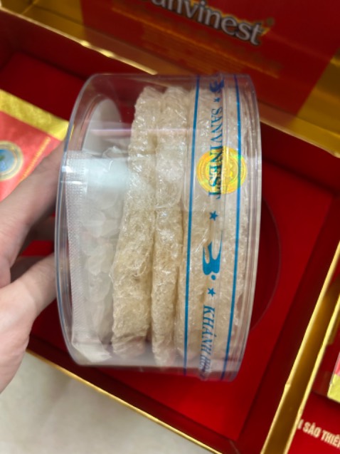 Mình mua chục lần trên Tiki của Shop rồi thì phải.
Giá rẻ hơn khi săn sale so với ra trực tiếp tại cửa hàng của Khánh Hòa.
Xác nhận là Yến này ăn vào có công dụng làm khỏe người, bồi bổ rất tốt sau hơn 1 năm trải nghiệm. 
Còn Yến của chỗ khác thì chất lượng không bằng. Mình đã mua nhiều chỗ lắm rồi. Tiền nào của nấy.