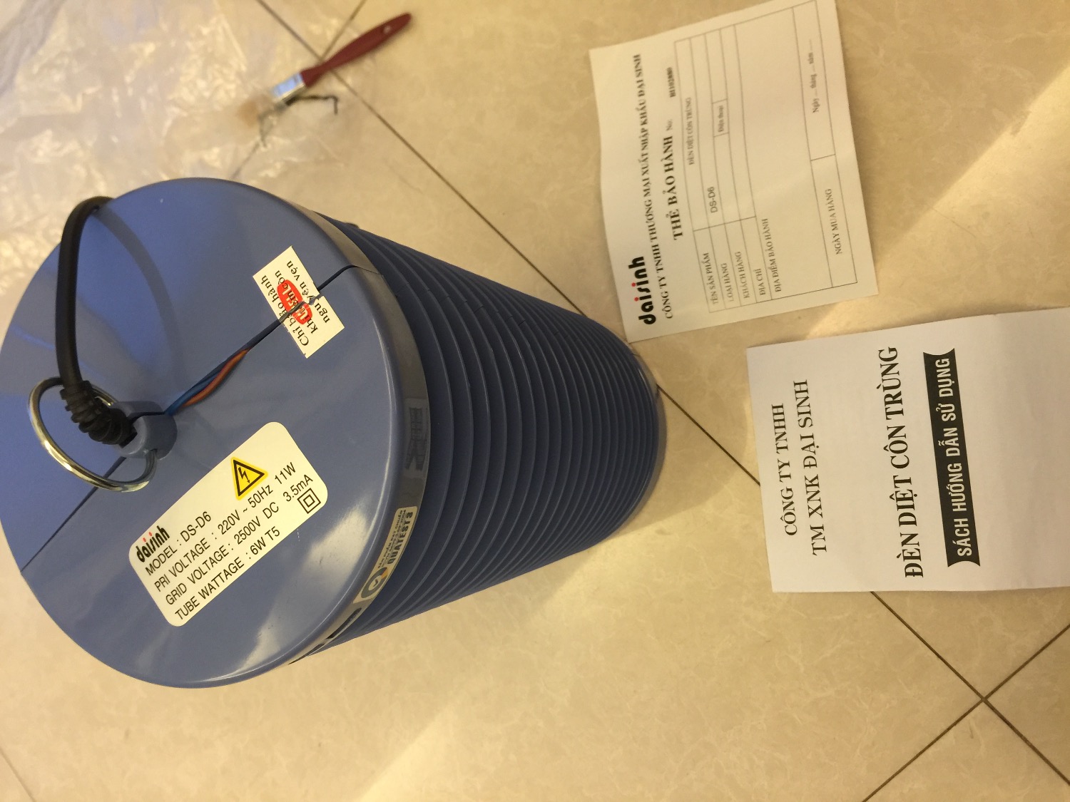 Tôi là người mua hàng ở Hà Nội và có đặt mua đèn diệt côn trùng DS-D6 vào này 8/4/2019 và hôm nay tôi đã nhận được sản phẩm.

Tuy nhiên ngay khi mở hộp ra thì đèn cắm điện không lên. Hình ảnh thì như hình đính kèm.

Tôi mong muốn nhân được lời giải thích của Tiki và nhà cung cấp về việc KIỂM TRA CHẤT LƯỢNG SẢN PHẨM TRƯỚC KHI GIAO HÀNG.

Là một người thường xuyên mua sắm trên Tiki, tôi hy vọng Tiki sẽ sớm hỗ trợ tôi đổi trả sản phẩm này.

Xin cám ơn!

Trân trọng,