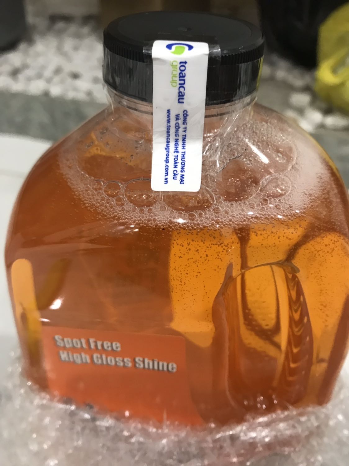 1. Tiki đóng gói đến 3 lớp, giao nhanh hơn mong đợi. Đây chính là điều mình ưu tiên mua hàng trên tiki. 

2. Đã sử dụng nhiều sản phẩm rửa xe, sản phẩm thơm mùi cam, xài chỉ 2 nắp cho chiếc xe xedan nhỏ, rửa xong có độ bóng.