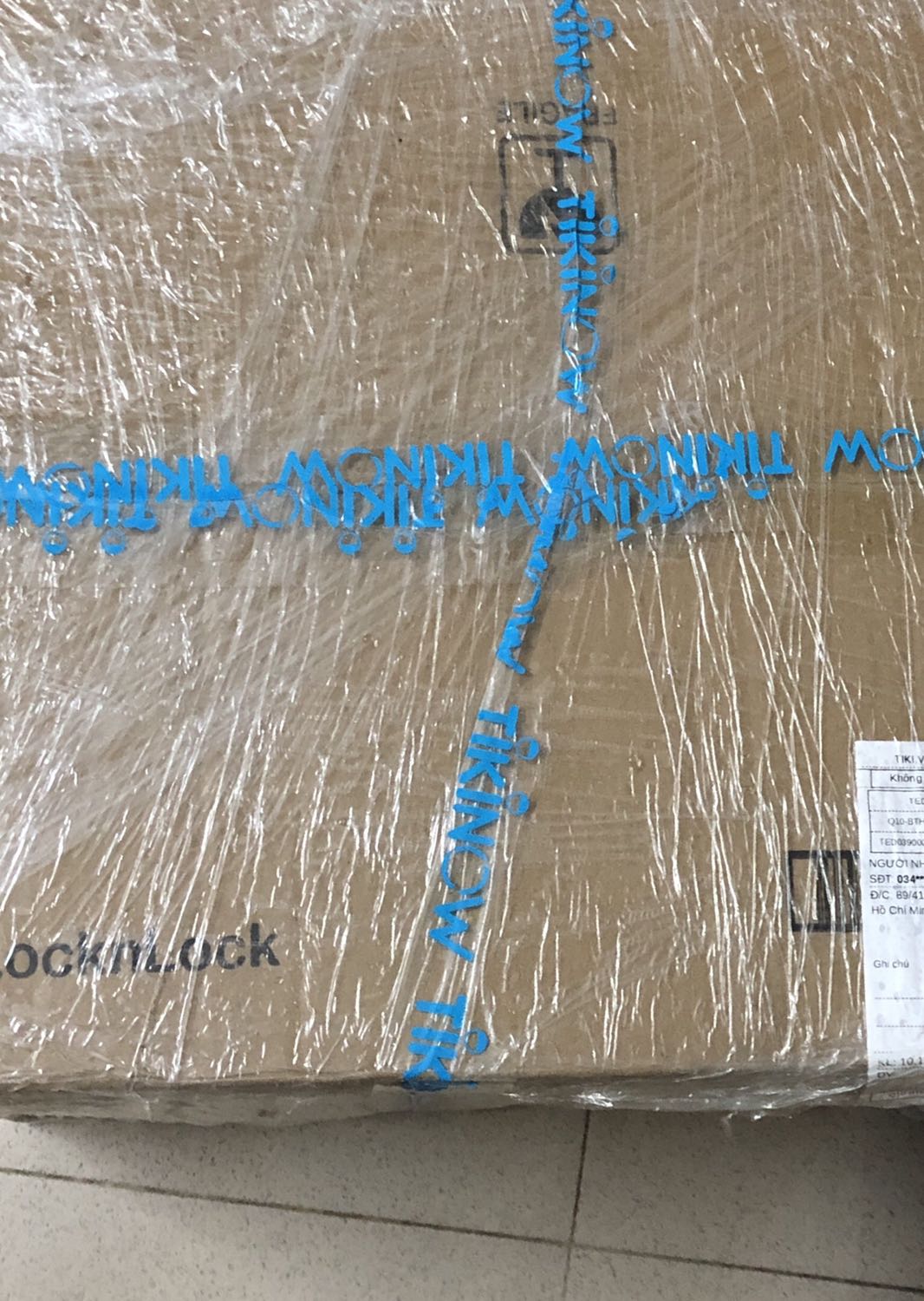 Lồng nồi to dã man mng ạ. Nhưng thiết kế bên ngoài thì nhìn gọn & xịn sò lắm. Chắc vừa cả con gà luôn, thích hợp cho gia đình 3,4 người nhé. Mình chỉ có 2 người nhưng cũng bon chen luôn cho rộng rãi. Nút cảm ứng - 7 nút nhấn được thôi nhé . Lúc đầu nghĩ các logo thức ăn nhấn được luôn.