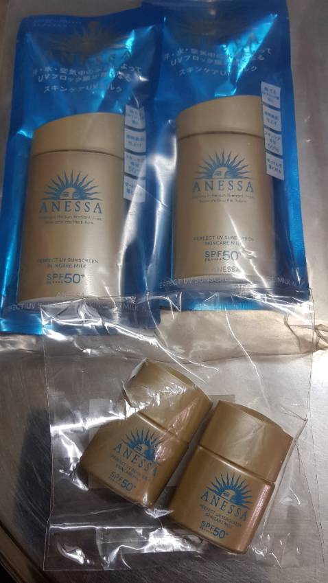 Hàng giao nhanh.Nhân viên giao hàng nhiệt tình.Đầy đủ quà tặng kèm.Hạn sử dụng còn dài.Sữa này dùng chống nắng tốt, không nhờn, không rít da.Cảm ơn shop.