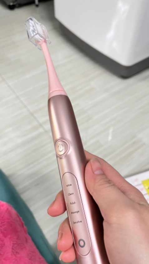 Xịn sò , đắng đo mãi mới mua vì mình thích màu tím. Mà đầu thay thế màu tím chờ mãi ko có hàng. Nên đành mua màu hồng vậy, đế sạc có 2phần nhưng nó ko co hít để dính vào bất tiện mỗi cai này.