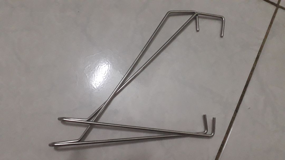 - Đánh giá chung: Rất hài lòng và kệ chắc chắn, đẹp và đúng mẫu.
- Về sản phẩm chính là mặt kệ gỗ: đúng mẫu đã đặt, độ dày và kích thước chuẩn như đã đặt, mặt gỗ mịn và khô rào không ẩm mốc, gỗ chắc chắn và 2 lỗ để ghim giá treo đều và hợp lý, có tem dán đảm bảo.
- Về giá treo: bằng inox, dày dặn và chắc chắn. Theo mình thấy thì không bị lỗi, cong. Giá treo có độ dài vừa phải để treo kệ lên. 
- Về sản phẩm kèm theo được giao kèm và tặng: Đầy đủ và chu đáo các vật liệu nhỏ như shop có để ở trên hình ảnh sản phẩm. Các sản phẩm kèm theo cũng đầy đủ, phù hợp cho mọi loại tường mình cần treo kệ lên dù là tường có lát gạch men hay không đều có thể treo lên được.
- Về bao bì, vận chuyển: shop đóng gói rất cẩn thận,  có lớp xốp để tránh bị va đập và bọc quanh sản phẩm 1 lớp bọc trong.
- Về giá mua sản phẩm: Sản phẩm chất lượng và đạt hơn hài lòng so với giá. - Đánh giá chung: Rất hài lòng và kệ chắc chắn, đẹp và đúng mẫu.
- Về sản phẩm chính là mặt kệ gỗ: đúng mẫu đã đặt, độ dày và kích thước chuẩn như đã đặt, mặt gỗ mịn và khô rào không ẩm mốc, gỗ chắc chắn và 2 lỗ để ghim giá treo đều và hợp lý, có tem dán đảm bảo.
- Về giá treo: bằng inox, dày dặn và chắc chắn. Theo mình thấy thì không bị lỗi, cong. Giá treo có độ dài vừa phải để treo kệ lên. 
- Về sản phẩm kèm theo được giao kèm và tặng: Đầy đủ và chu đáo các vật liệu nhỏ như shop có để ở trên hình ảnh sản phẩm. Các sản phẩm kèm theo cũng đầy đủ, phù hợp cho mọi loại tường mình cần treo kệ lên dù là tường có lát gạch men hay không đều có thể treo lên được.
- Về bao bì, vận chuyển: shop đóng gói rất cẩn thận,  có lớp xốp để tránh bị va đập và bọc quanh sản phẩm 1 lớp bọc trong.
- Về giá mua sản phẩm: Sản phẩm chất lượng và đạt hơn hài lòng so với giá.