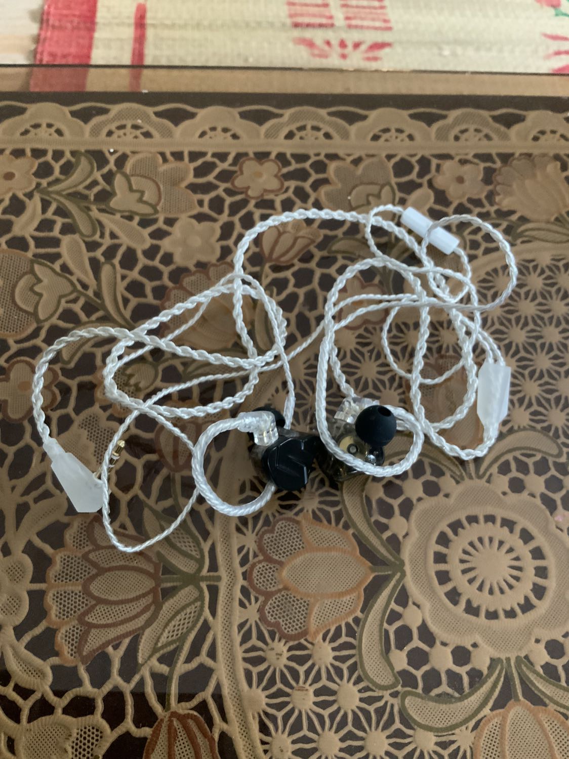 Không xử dụng được do tự động giảm hết âm lượng trong vòng 2 phút , thử với nhiều máy khác nhau đều như vậy . Đã nhiều lần khiếu nại nhưng không được hồi đáp xử lý . Sẽ không mua hàng của Kiti nữa vì hết tin tưởng mặc dù đã mua nhiều từ sách và nhiều mặt hàng khác và cũng từng rất có cảm tình với Kiti  . nhưng khi hàng lỗi thì không được hỗ trợ như cam kết